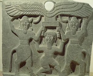 Relief forestillende Gilgamesh mellem to tyremænd, der støtter en bevinget solskive, fra Tell-Halaf, syrisk-aramæisk